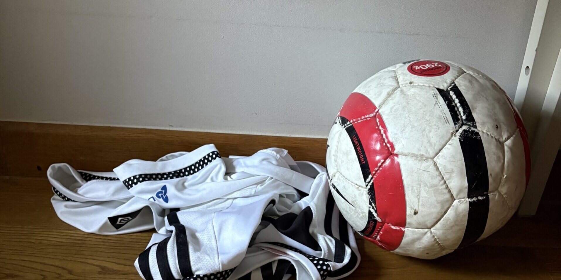 piłka z koszulką rzucone w kąt