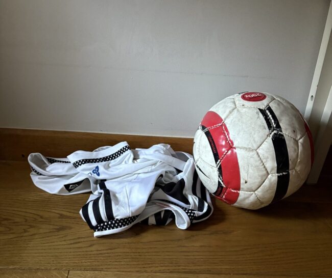piłka z koszulką rzucone w kąt