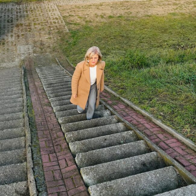 Kobieta idzie po schodach