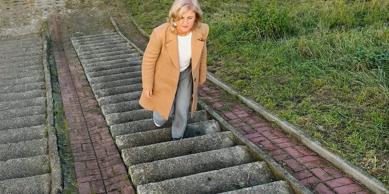 Kobieta idzie po schodach